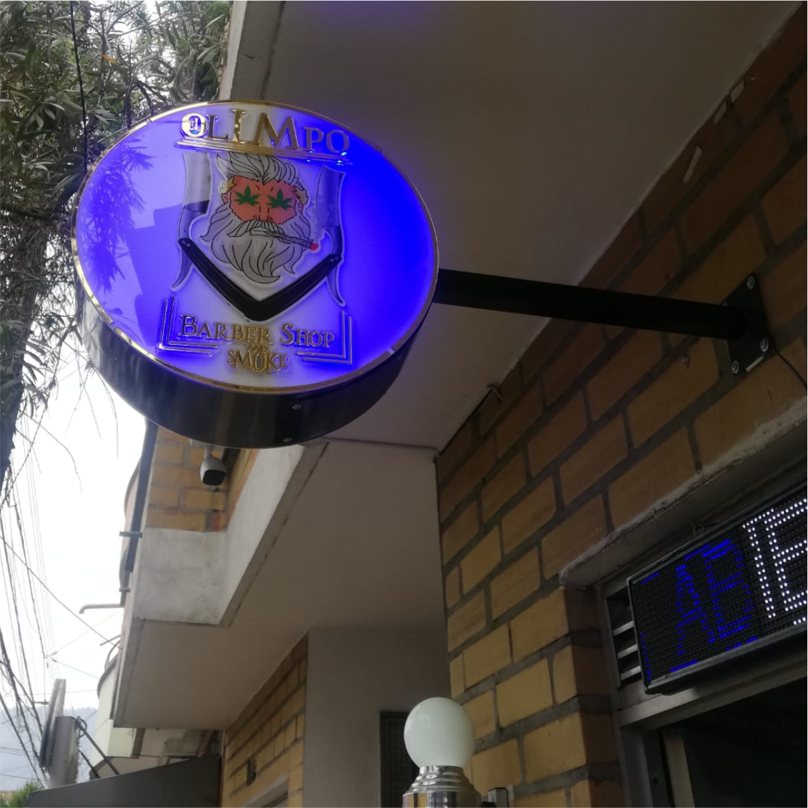 Aviso redondo en acrílico para negocio - Imagen 3